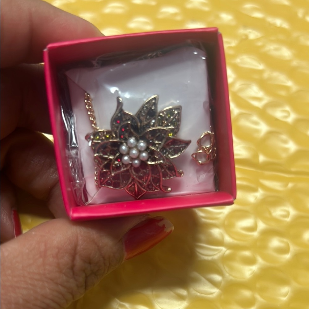 Avon Timeless Poinsettia necklace - Picture 2 of 2